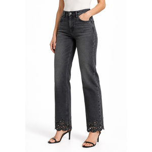 Jeans de mezclilla de mujer de cintura alta con diseño floral y dobladillo recto - Negro lavado - Product Image 3