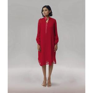 Robe décontractée rouge minimaliste avec plis doux, manches longues et col au design contemporain pour un look du matin au soir - Product Image 4