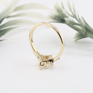 Bague de fiançailles classique en or jaune avec diamant de laboratoire taille marquise, solitaire à grappe sur épaule et bande conique, bijoux fins pour femme - Product Image 2