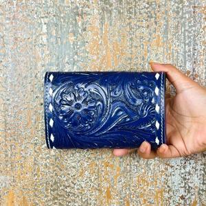 Portefeuille court pour femme en cuir véritable fait main avec gaufrage de lettres, fermeture à rabat, bleu, pour usage quotidien, pochette mode en polyester antivol - Product Image 2