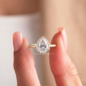 Bague de fiançailles solitaire de luxe en diamant de laboratoire taille poire sertie clos, bijoux de mariage personnalisés, fabricant de joaillerie fine - Product Image 1