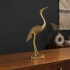 Sculpture d'oiseau grue en métal finition or antique de luxe avec détails de plumes gravés, élégante figurine de héron debout - Product Image 3