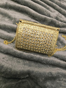 Bolso de mano metálico redondo con diseño intrincado, perfecto para bodas, eventos festivos y con un estilo étnico elegante. - Product Image 6