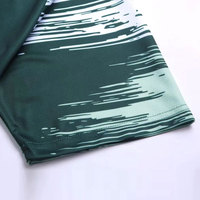 Tenue de badminton pour adultes, en tissu polyester respirant et éco-responsable, avec technologie d'évacuation de l'humidité, idéale pour les entraînements et les séances de fitness.