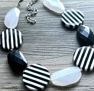 Collier statement en résine fait main, perles géométriques rayées noir et blanc, bijoux fantaisie pour femme, double rangée de perles en résine - Product Image 1