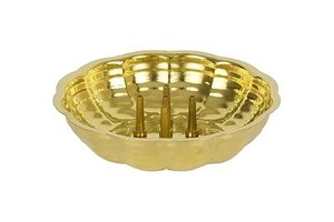 ธูปหอมกำลังเผาในที่วางทองเหลืองแบบดั้งเดิมพร้อมดอกไม้บนพื้นหลังสีขาว - Product Image 4