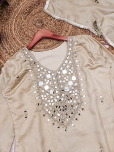 ชุดส่าหรีปักลายดีไซเนอร์ ผ้าไหมวิชิตร้า ประดับกระจกแท้ ดีไซน์หรูหราแบบอินเดียดั้งเดิม สำหรับทุกฤดูกาล แห้งเร็ว เหมาะสำหรับงานปาร์ตี้สำหรับผู้หญิง - Product Image 4