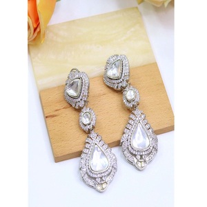Pendientes Elegantes de Plata de Ley con Circonitas, Diseño Moderno, para Mujer, Estilo Nocturno, Colección de Moda para Fiestas - Product Image 1
