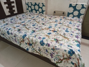 Couvre-lit moderne bohème en coton imprimé floral et oiseaux, patchwork, blanc et bleu, pour la maison et l'hôtel, fait main indien Kantha - Product Image 3