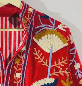 Veste en velours rouge brodée de fleurs, col châle, manches lanternes, broderie à la main, manteau pour femme, vêtement d'automne, motif floral magnifique - Product Image 2