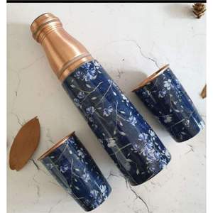 Ensemble de bouteilles d'eau en cuivre Indigo Floral avec deux gobelets en cuivre assortis, vaisselle ayurvédique réutilisable pour un usage quotidien - Product Image 1