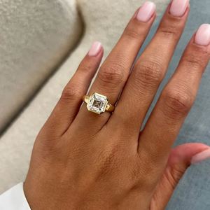 แหวนเพชรทรง Asscher 2 กะรัต เพาะเลี้ยงในห้องปฏิบัติการ ประดับขอบเพชรแบบ Bezel Setting ได้รับการรับรองจาก IGI ตัวเรือนทอง 14K แหวนหมั้น แหวนแต่งงานแบบ Solitaire ดีไซน์หรูหรา ทันสมัย - Product Image 2