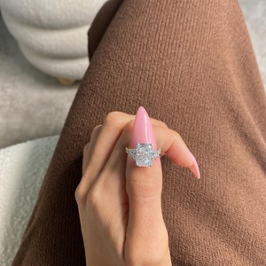 Anillo de Compromiso con Diamante Cultivado en Laboratorio de Corte Radiante de 5 Quilates, con Trapecios Laterales y Corte Redondo, en Oro de 18k de Dos Tonos - Product Image 2