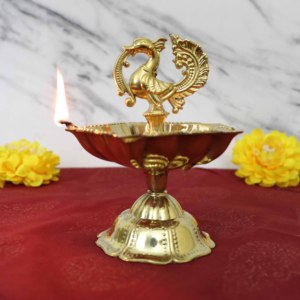 ตะเกียงน้ำมันทองเหลืองรูปนกยูง ประดับตกแต่งโต๊ะสีทอง งานฝีมือสำหรับพิธีปูจาและเทศกาลดีวาลี - Product Image 4