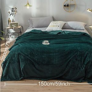 Coperta in Flanella Verde Scuro con Motivo Intrecciato, Tinta Unita, Super Morbida e Leggera, Disponibile nelle Misure 28*40 Pollici e 60*80 Pollici - Product Image 3
