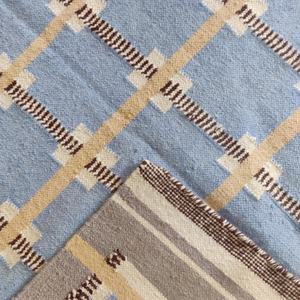 Tapis artisanal en laine moderne abstrait bleu tissé à la main, écologique, doux et durable pour salon, chambre et décoration intérieure - Product Image 3