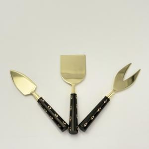Ensemble élégant de couteaux à fromage avec manches en résine noire et lames en acier inoxydable doré, 3 pièces, outils de découpe de fromage pour plateaux - Product Image 5