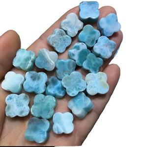 Personalización de accesorios de moda tallado de piedras preciosas raras Larimar suave trébol tallado gemas para Festival de verano joyería piedras - Product Image 1