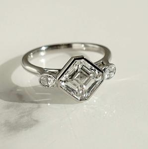 Anillo de compromiso de tres piedras con moissanita de corte Asscher de 2.50 quilates engastada en bisel, plata de ley 925, chapado en plata, con laterales de corte brillante - Product Image 1