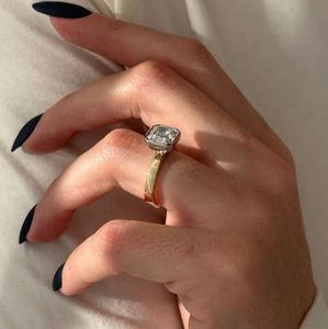 Anillo de Compromiso de Oro de 14K con Diamante Cultivado en Laboratorio de Corte Asscher de 2.5 Quilates, Anillo de Novia Solitario Moderno con Certificación IGI - Product Image 3