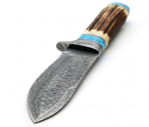Outil utilitaire fixe en acier damas à motif goutte de pluie, fabriqué à la main, avec manche en corne de cerf et anneau en turquoise - Product Image 2