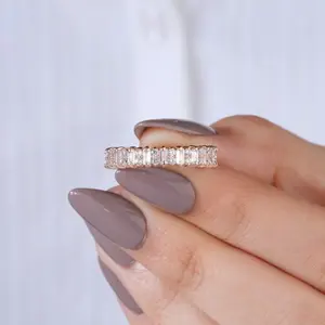 Bague Éternité Élégante en Or Rose avec Diamants Taille Baguette pour Femme – Cadeau de Mariage, Fiançailles, Anniversaire – Bijoux de Luxe Raffinés - Product Image 3