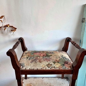 Sillón Tradicional de Madera con Tapicería Floral, Forma Rectangular, Muebles para Sala de Estar - Product Image 1