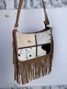 Bolso bandolera de cuero con flecos de piel de vaca y patrón único, estilo gypsy, a la moda y elegante. - Product Image 4