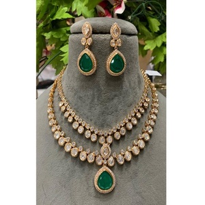 Magnifique ensemble collier et boucles d'oreilles en laiton plaqué or de haute qualité avec moissanite aspect Polki, idéal pour les fiançailles, les soirées et comme cadeau pour femme. - Product Image 2