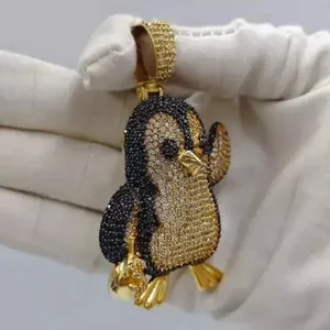 Elegante Colgante de Pingüino con Moissanita Real de Corte Redondo de 2.60Ct, Chapado en Oro Amarillo de 14K - Product Image 3