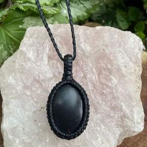 Collier ajustable en macramé avec pendentif en pierre noire Onyx Obsidienne, style bohème, bijoux de guérison - Product Image 1