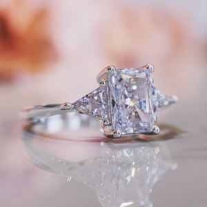 Anillo de Compromiso con Tres Piedras de Moissanita Corte Esmeralda, Plata de Ley 925, Chapado en Oro, Engaste de Garras, para Boda, Aniversario, Fiesta - Product Image 3