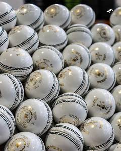 ลูกคริกเก็ต KOOKABURRA 142 กรัม สำหรับสนามหญ้าเทียม - Product Image 1