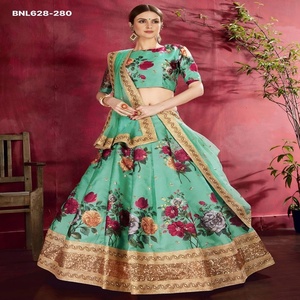 Lehenga-Choli et Dupatta en soie artistique de dernière génération, magnifiquement imprimés de motifs floraux, avec broderies de paillettes et travail de perles - Fournisseur indien - Product Image 1