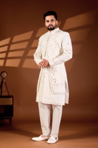 Blazer de créateur moderne Grand Heritage en soie Vergo ivoire, style Sherwani, avec ceinture en maille diamantée Heritage Arch - Product Image 3