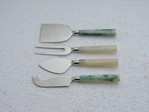 Ensemble de 4 ustensiles à fromage écologiques en acier inoxydable avec poignées en résine antidérapantes et légères pour plateaux de fromages - Product Image 1