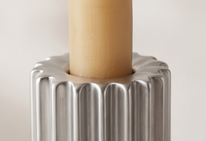 Candelabro de Aluminio Acanalado de Lujo, Forma Cilíndrica, Acabado Plateado, Soporte para Velas, Diseño Interior Minimalista - Product Image 2