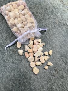 Galets de marbre jaune concassé écologiques et durables de qualité supérieure pour salles de bain extérieures modernes, aménagement paysager et design artistique - Product Image 2