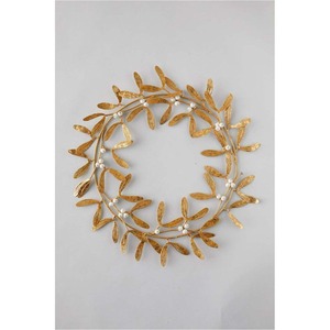 Elegante Corona de Metal Dorada con Acentos de Perlas, Corona Botánica Rústica de Latón, Adorno Decorativo para Pared - Product Image 1