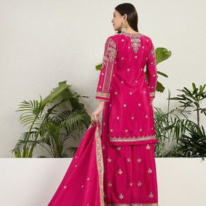 Conjunto de top y pantalón de chinon rosa premium bordado con elegante dupatta de chinon, completamente cosido, para fiesta, de Royal Export. - Product Image 4