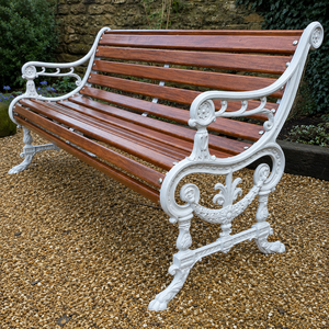 Banc de jardin classique en fonte blanche avec accoudoirs décoratifs en bois, idéal pour l'extérieur, la terrasse, le parc ou la pelouse - Product Image 3