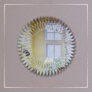 Elaborado con meticulosa atención al detalle, este espejo encarna la elegancia y un toque de glamour. - Product Image 6