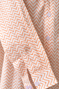 Camisa de algodón a rayas con estampado a mano |   Camisa Verde y Blanca con Botones |   Camisa Unisex Hecha a Mano por Artesanos |   Top de Moda Sostenible - Product Image 3