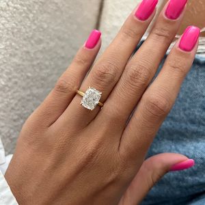 Bague de fiançailles en or jaune 14 carats avec diamant coussin allongé de 4 carats, certifié IGI - Product Image 5