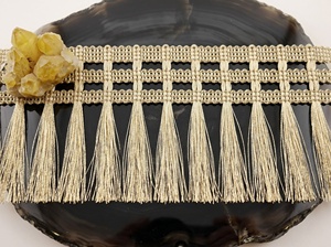 Bordure décorative élégante en dentelle crochetée crème avec franges à pompons de 4 pouces de large pour textiles de maison - Product Image 3