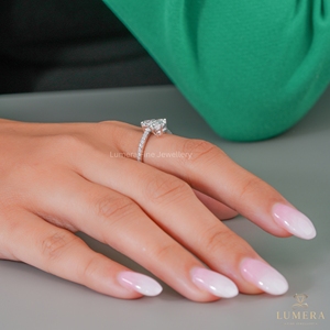 Anillo de compromiso con dos diamantes cultivados en laboratorio de 2.54 quilates en forma de pera, anillo de boda Toi Et Moi con pavé de diamantes de oriente a oeste para mujer, joyería fina. - Product Image 5