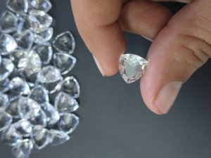 Topacio Blanco Natural de 11MM con Corte Trillón, Gema Suelta de la Mejor Calidad para la Fabricación de Joyas - Product Image 3