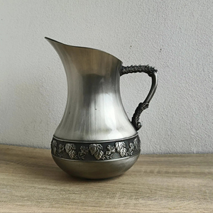Carafe au design minimaliste gravée avec une poignée élégante, idéale pour une utilisation en chambre, dans les hôtels et les restaurants, service de table, vente en gros depuis l'Inde - Product Image 1