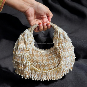 กระเป๋าคลัทช์งานปักมุกแบบดั้งเดิมของอินเดีย ทำจากหนังกลับนุ่ม ประดับพู่ห้อยและกระจก เหมาะสำหรับงานปาร์ตี้ งานแต่งงาน งานกลางคืน หรือใช้ในชีวิตประจำวัน - Product Image 1