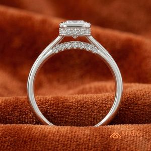 แหวนหมั้นหรูหราประดับมอสซาไนต์ทรงเหลี่ยมมรกตเงินแท้ 925 จาก Maed Jewels ของขวัญสำหรับผู้หญิงจากสหรัฐอเมริกา - Product Image 3